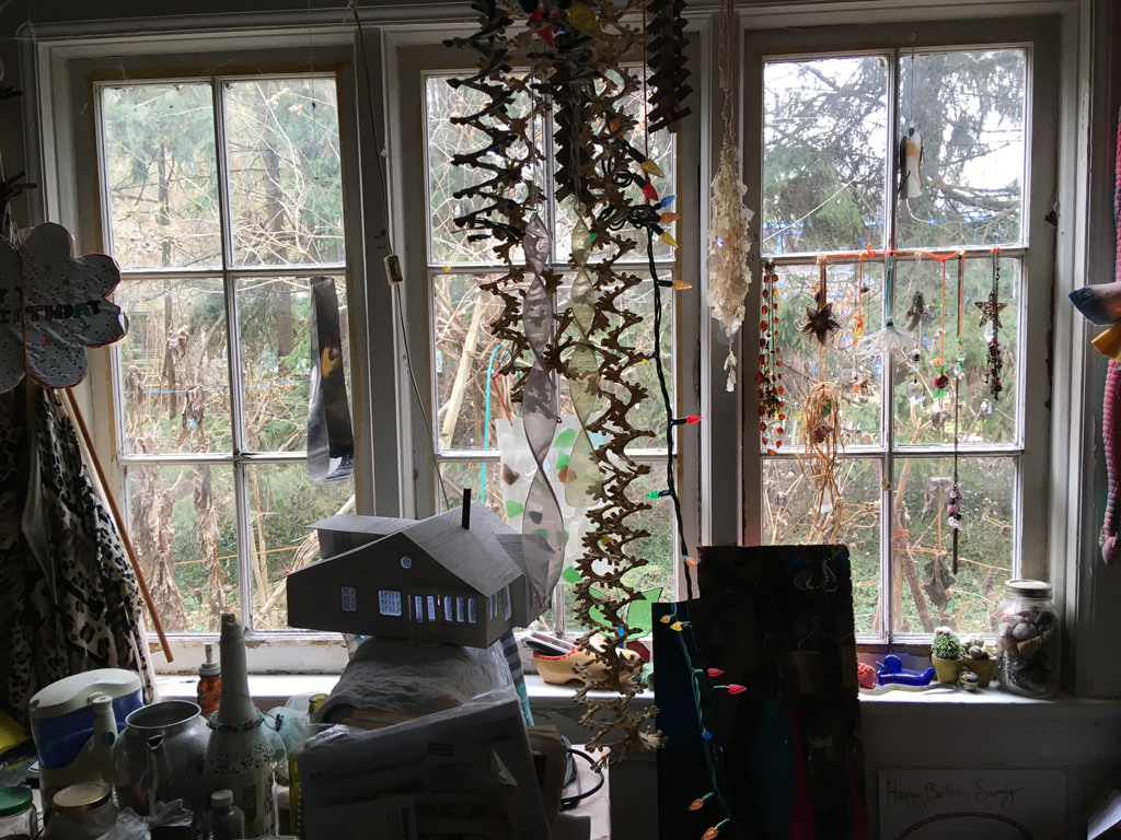 Sandy, interior with model